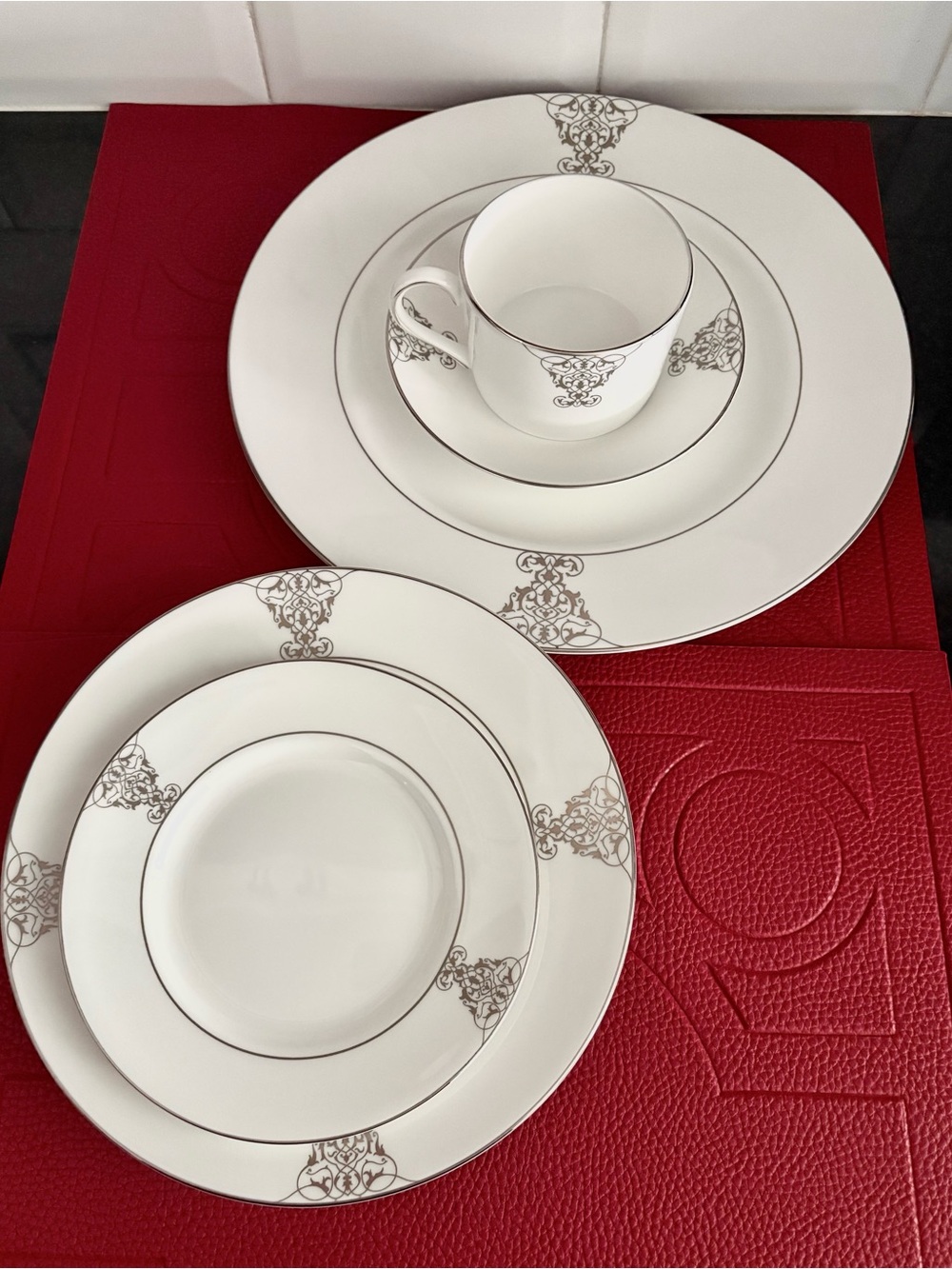 Vera Wang Imperial Scroll 5 piece Place setting NEW !  Wedgwood China! Silver